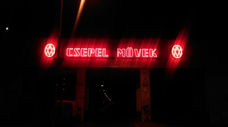 CSEPEL MŰVEK - felújított neonreklám